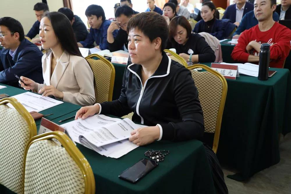 新時代工商管理高級總裁班學員認真聽課中