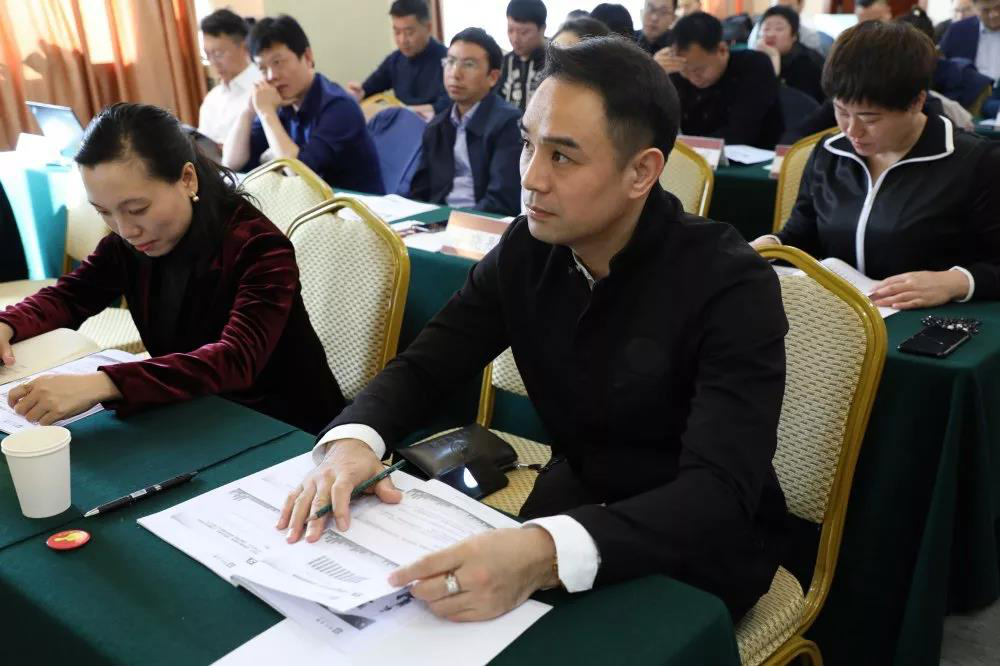 新時代工商管理高級總裁班學員認真聽課中